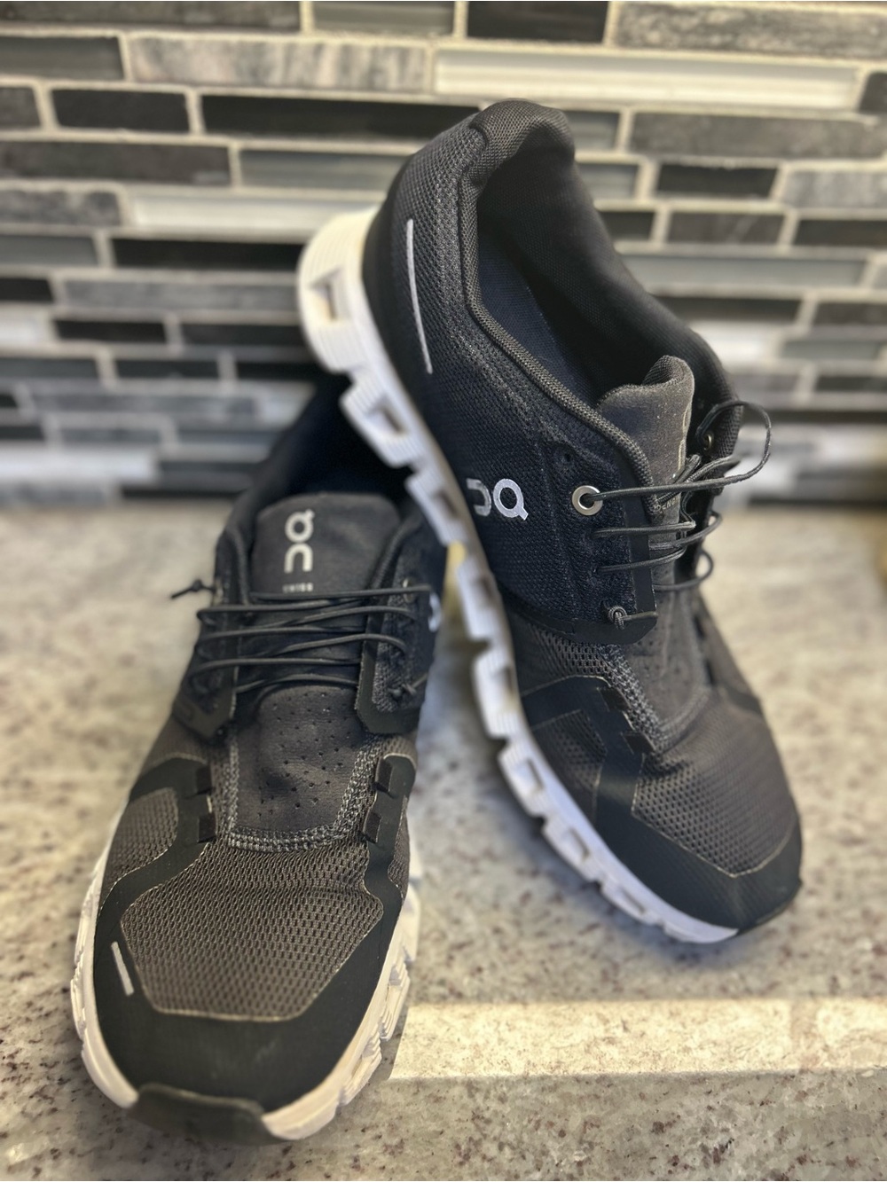 On Running Cloud 5 womens Running Shoes - Black/White size 10